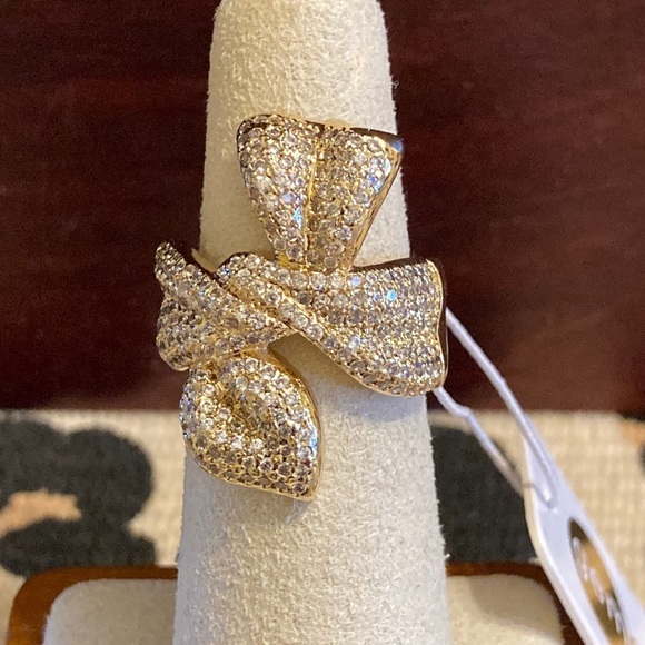 Nwt Gold Tone And Crystal Pave Bow Ring